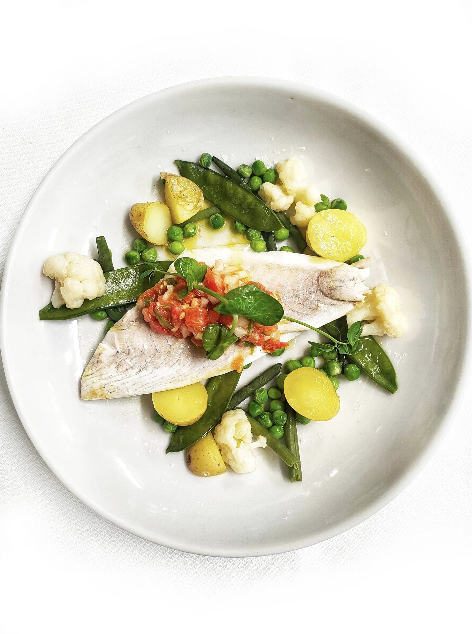 Filet de dorade royale et sa sauce vierge.